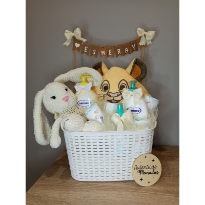 Cesta personalizada banderines para bebé con productos Nenuco y muñeco amigurumi hecho a mano