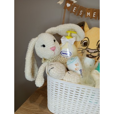 Cesta personalizada banderines para bebé con productos Nenuco y muñeco amigurumi hecho a mano