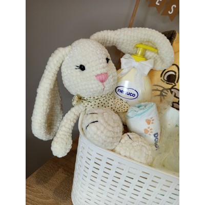 Cesta personalizada banderines para bebé con productos Nenuco y muñeco amigurumi hecho a mano