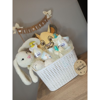 Cesta personalizada banderines para bebé con productos Nenuco y muñeco amigurumi hecho a mano
