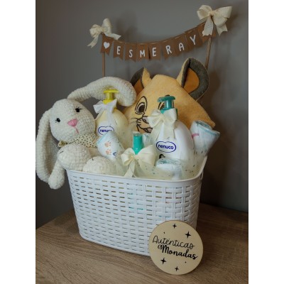 Cesta personalizada banderines para bebé con productos Nenuco y muñeco amigurumi hecho a mano