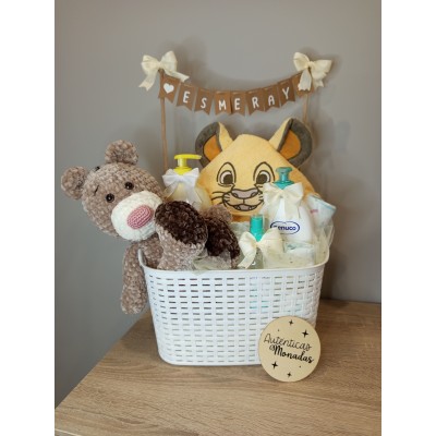 Cesta personalizada banderines para bebé con productos Nenuco y muñeco amigurumi hecho a mano
