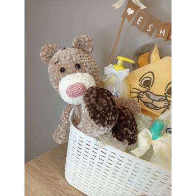 Cesta personalizada banderines para bebé con productos Nenuco y muñeco amigurumi hecho a mano