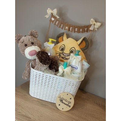 Cesta personalizada banderines para bebé con productos Nenuco y muñeco amigurumi hecho a mano