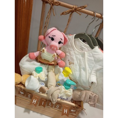Cesta personalizada armario de madera con productos Nenuco, ropa y muñeco de crochet hecho a mano