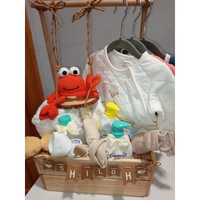 Cesta personalizada armario de madera con productos Nenuco, ropa y muñeco de crochet hecho a mano