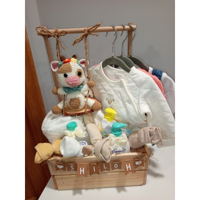 Cesta personalizada armario de madera con productos Nenuco, ropa y muñeco de crochet hecho a mano
