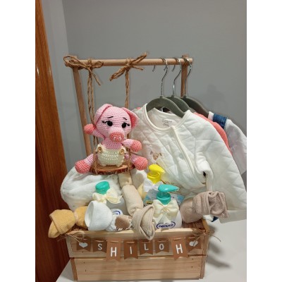 Cesta personalizada armario de madera con productos Nenuco, ropa y muñeco de crochet hecho a mano