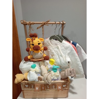 Cesta personalizada armario de madera con productos Nenuco, ropa y muñeco de crochet hecho a mano