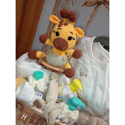 Cesta personalizada armario de madera con productos Nenuco, ropa y muñeco de crochet hecho a mano
