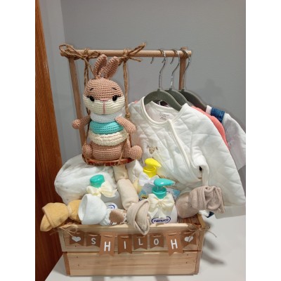 Cesta personalizada armario de madera con productos Nenuco, ropa y muñeco de crochet