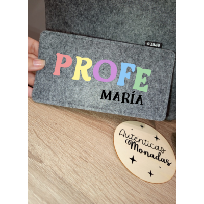 Pack regalo personalizado para profesoras o teachers.  Bolso, Neceser y portagafas a juego de fieltro reciclado.