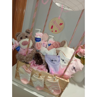 Cesta personalizada globo aerostático de madera con productos Mustela y muñeco amigurumi hecho a mano