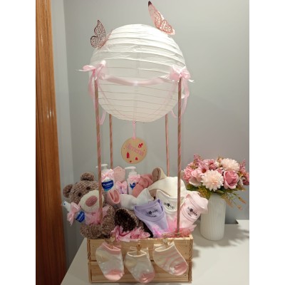 Cesta personalizada globo aerostático de madera con productos Mustela y muñeco amigurumi hecho a mano