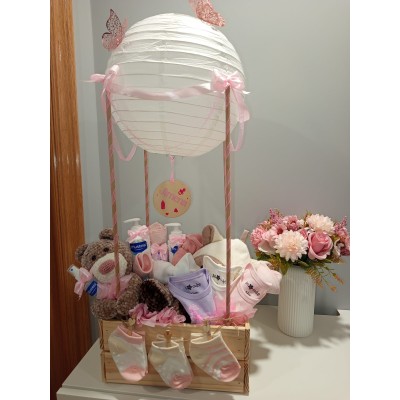 Cesta personalizada globo aerostático de madera con productos Mustela y muñeco amigurumi hecho a mano