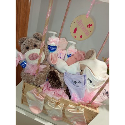 Cesta personalizada globo aerostático de madera con productos Mustela y muñeco amigurumi hecho a mano