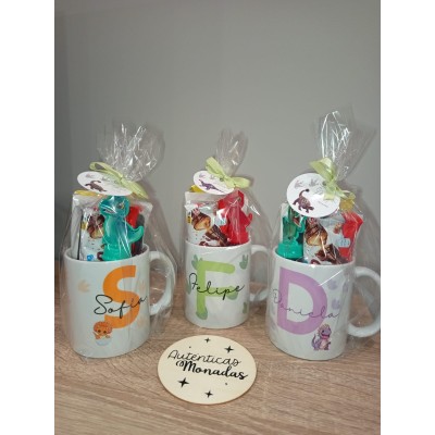 Taza personalizada con dulces y llavero a juego para eventos