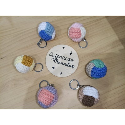 Llavero bola de crochet hecho a mano – Colores a elegir