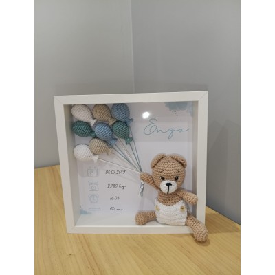Cuadro natalicio personalizado con oso y globos de crochet hecho a mano en madera natural.