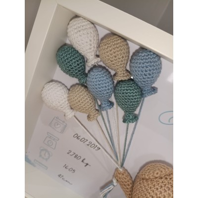 Cuadro natalicio personalizado con oso y globos de crochet hecho a mano en madera natural.