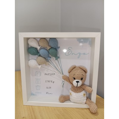 Cuadro natalicio personalizado con oso y globos de crochet hecho a mano en madera natural.