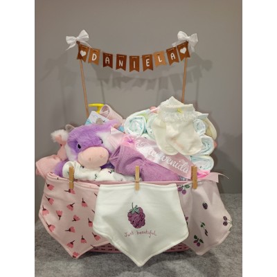 Cesta personalizada “Banderines Maxi” con pañales, muñeco y calcetines con nombre – regalo original para bebé