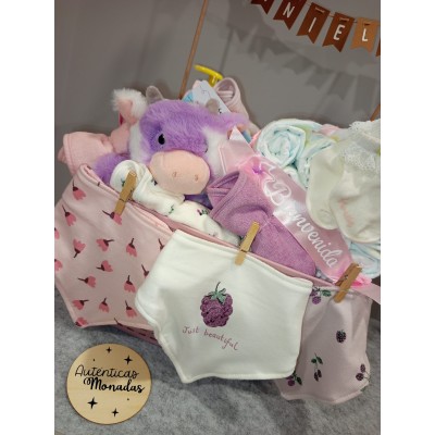 Cesta personalizada “Banderines Maxi” con pañales, muñeco y calcetines con nombre – regalo original para bebé