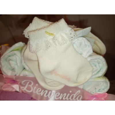 Cesta personalizada “Banderines Maxi” con pañales, muñeco y calcetines con nombre – regalo original para bebé