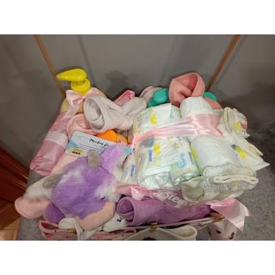 Cesta personalizada “Banderines Maxi” con pañales, muñeco y calcetines con nombre – regalo original para bebé