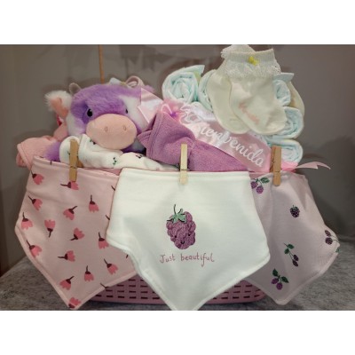 Cesta personalizada “Banderines Maxi” con pañales, muñeco y calcetines con nombre – regalo original para bebé