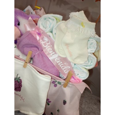 Cesta personalizada “Banderines Maxi” con pañales, muñeco y calcetines con nombre – regalo original para bebé