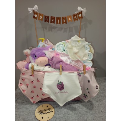 Cesta personalizada “Banderines Maxi” con pañales, muñeco y calcetines con nombre – regalo original para bebé