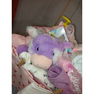 Cesta personalizada “Banderines Maxi” con pañales, muñeco y calcetines con nombre – regalo original para bebé