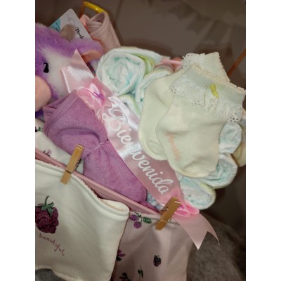 Cesta personalizada “Banderines Maxi” con pañales, muñeco y calcetines con nombre – regalo original para bebé