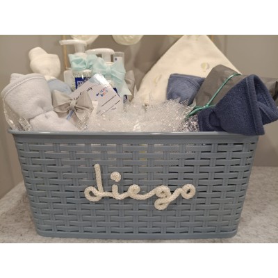 Cesta Personalizada “Tendedero Mediana” | Regalo de Nacimiento con Productos Nenuco o Mustela y Calcetines Personalizados