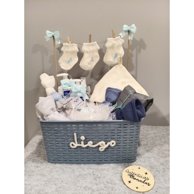 Cesta Personalizada “Tendedero Mediana” | Regalo de Nacimiento con Productos Nenuco o Mustela y Calcetines Personalizados