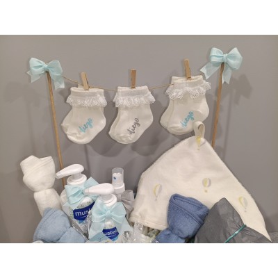 Cesta Personalizada “Tendedero Mediana” | Regalo de Nacimiento con Productos Nenuco o Mustela y Calcetines Personalizados