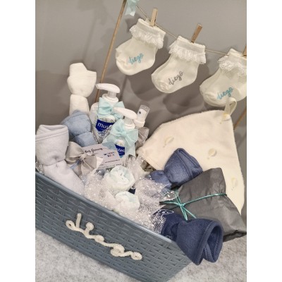 Cesta Personalizada “Tendedero Mediana” | Regalo de Nacimiento con Productos Nenuco o Mustela y Calcetines Personalizados