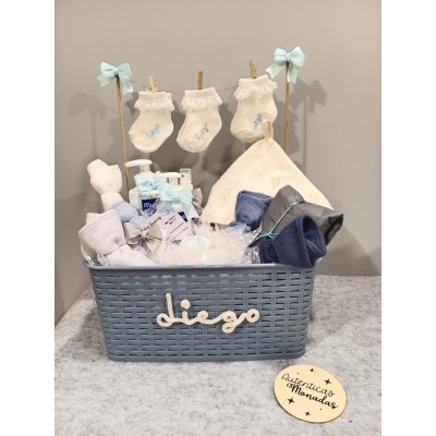 Cesta Personalizada “Tendedero Mediana” | Regalo de Nacimiento con Productos Nenuco o Mustela y Calcetines Personalizados