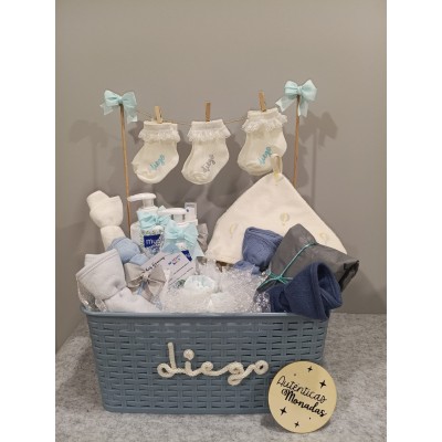 Cesta Personalizada “Tendedero Mediana” | Regalo de Nacimiento con Productos Nenuco o Mustela y Calcetines Personalizados