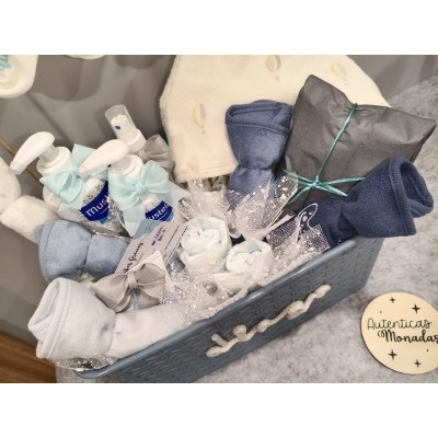 Cesta Personalizada “Tendedero Mediana” | Regalo de Nacimiento con Productos Nenuco o Mustela y Calcetines Personalizados