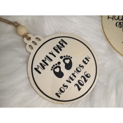 Decoración Navideña Personalizada de Madera 7,3 cm “Mami y Papi nos vemos en (Año)”