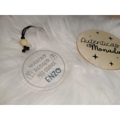 Adorno Navideño de Acrílico Personalizado “Nuestro Regalo Más Grande” con Nombre del Bebé