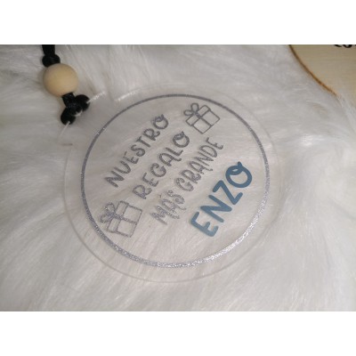 Adorno Navideño de Acrílico Personalizado “Nuestro Regalo Más Grande” con Nombre del Bebé