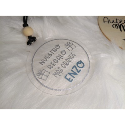 Adorno Navideño de Acrílico Personalizado “Nuestro Regalo Más Grande” con Nombre del Bebé