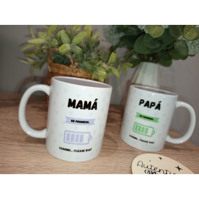Pack de Tazas Personalizadas “Papá y Mamá Cargando…” con Nombres