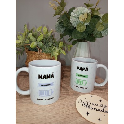 Pack de Tazas Personalizadas “Papá y Mamá Cargando…” con Nombres