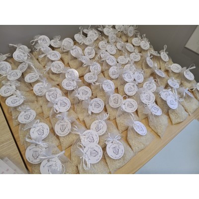 Saquitos de Organza con Arroz y Etiqueta Personalizada – Detalle para Invitados de Boda