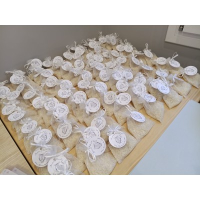 Saquitos de Organza con Arroz y Etiqueta Personalizada – Detalle para Invitados de Boda