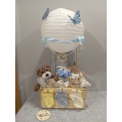 Cesta Personalizada “Globo Aerostático” de Madera | Regalo de Nacimiento con Mustela y Muñeco Amigurumi Hecho a Mano